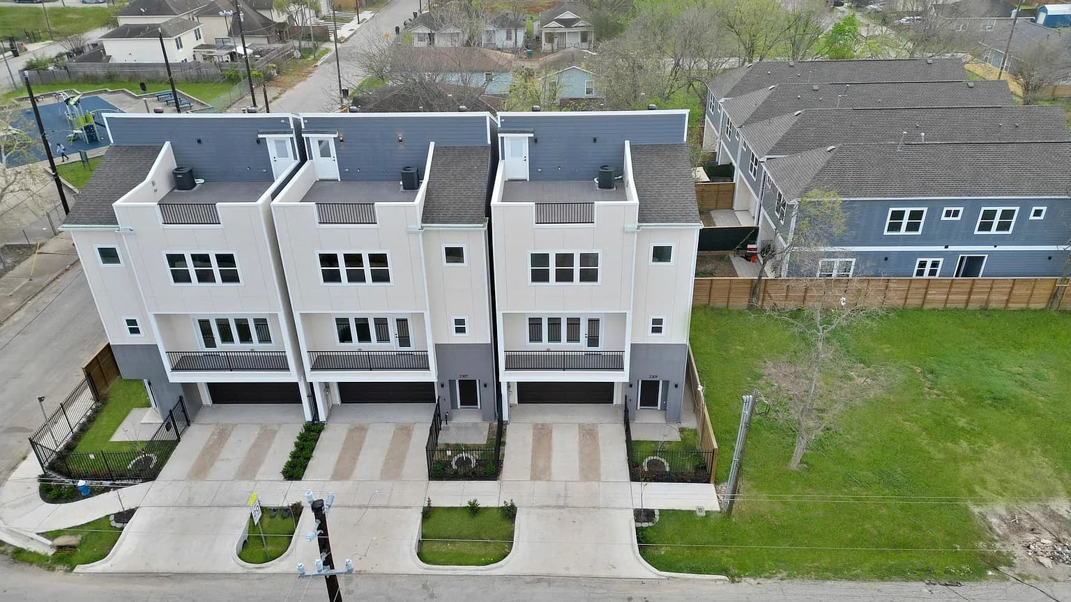 2105 Saint Charles St, Houston, TX 77003, USA photo 2